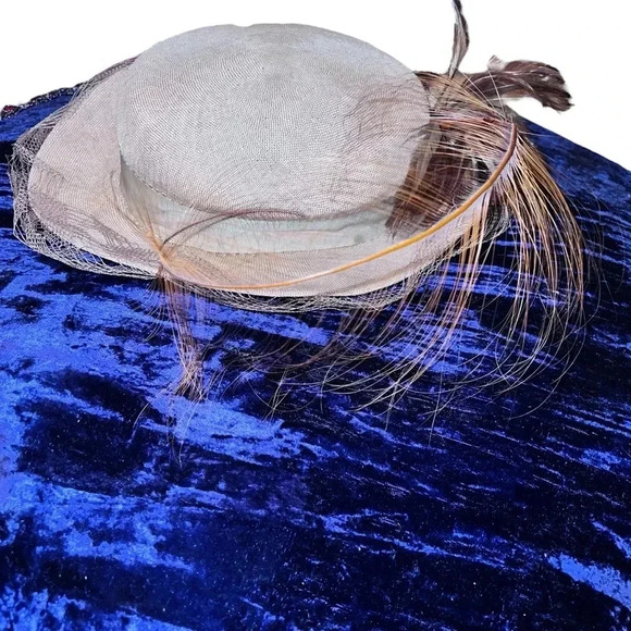 Vintage Mr. John 1950's Kentucky Derby Flapper Hat with Netting Bow and Feathers - Picture 4 of 7